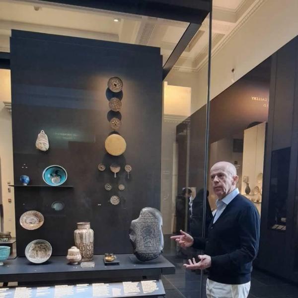 showcases museum display cases