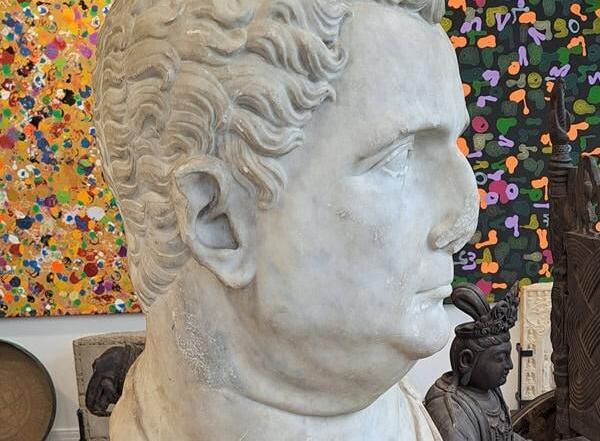 differences permanent and travelling exhibits